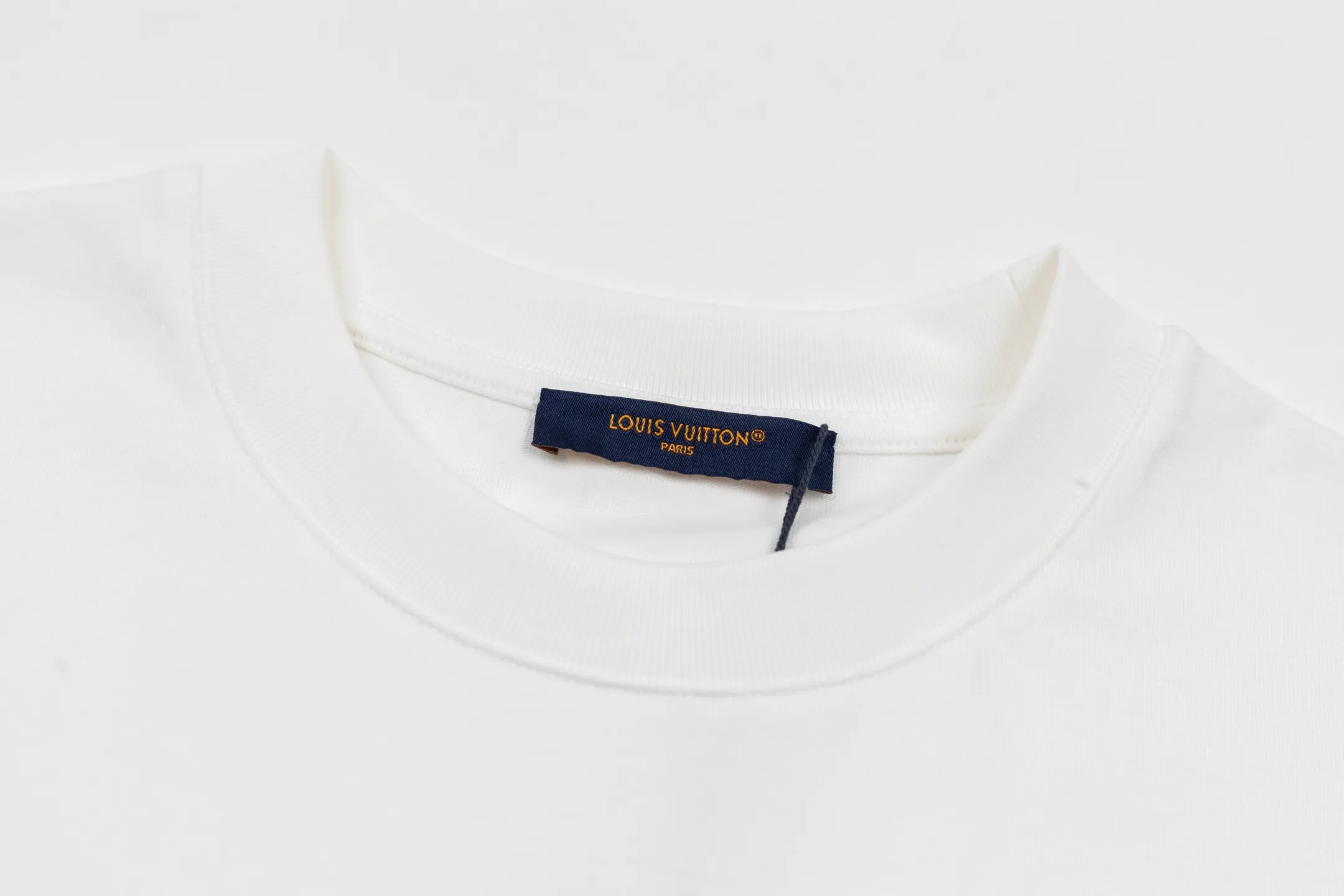 🅿️300 1v SKI ski series velvet jacquard foam short sleeves. The fabric is made of 15S 230g fine cotton plain fabric, and the rib is made of 32S 380g double yarn rib. This T-shirt is made of elegant cotton with a richly textured velvet 1V pattern on the front, depicting rock peaks, snowfields and forest scenes. The crack effect simulates a forest path, and the 1V logo is implicitly embellished in the center. The avant-garde and elegant shape embodies the casual style of winter. The base is made of 15-count combed cotton jersey fabric, with a weight of 230g/㎡, giving it a flexible texture and excellent morphological stability. Short lint impurities are removed through the combing process to ensure the smoothness of the cloth surface and yarn strength. Combined with high-density weaving, the fabric has a delicate and smooth texture, providing an ideal canvas for subsequent complex printing. The surface of the fabric is smooth and delicate, and the texture is tight. The fabric has good softness and comfort, stable breathability, and can keep the body dry. The pattern is realized through overprinting of more than six colors of velvet slurry. In the gradient transition between rock peaks, snowfields and forests, by adjusting the density of velvet powder and the thickness of the slurry, a micro-three-dimensional suede surface drop of 0.2-0.5mm is formed. The snow peak area uses high-reflective velvet pulp to create a cold texture, and the forest part uses dark thick slurry accumulation to simulate vegetation levels. The crack effect uses the slurry blanking technique to tear out a visual channel to the base fabric in the suede matrix. Size:XS-S-M-L